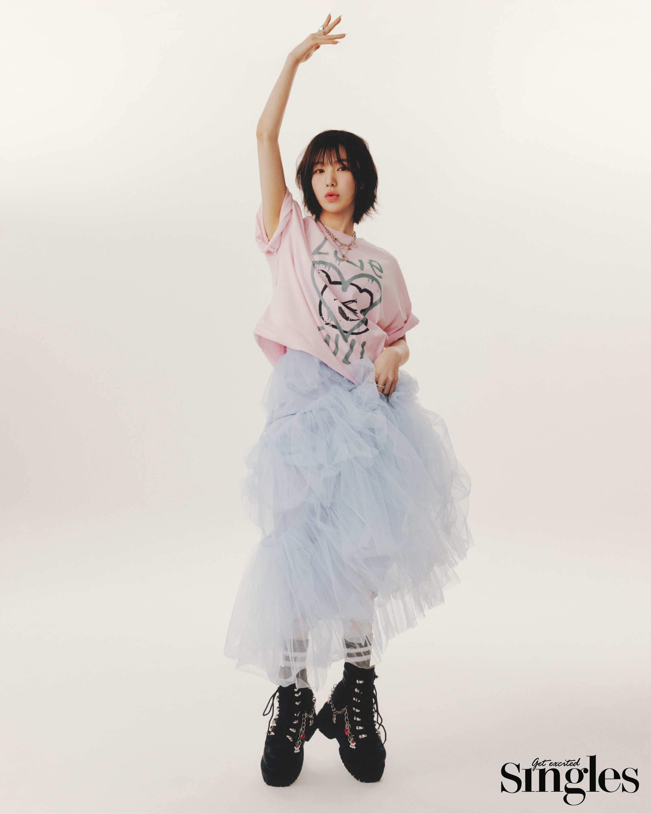 웬디가 쟈니헤잇재즈의 티셔츠, 사이다의 드레스, 뮤세의 곰돌이 크리스털 네크리스를 웬디가 미우미우의 톱과 스커트, 마가린핑거스의 이너 톱, 프루타의 라벤터 구슬 네크리스, 뮤세의 핑크 펜던트 네크리스와 그린 크리스탈 펜던트 네크리스를 착용하고 촬영한 싱글즈 화보